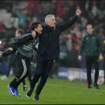 Mourinho Ôm Chặt Cậu Bé Nhặt Bóng Trong Cơn Mưa Cảm Xúc, Benfica Gây Chấn Động Với Bàn Thắng 'Điên Rồ' Của Thủ Môn 1