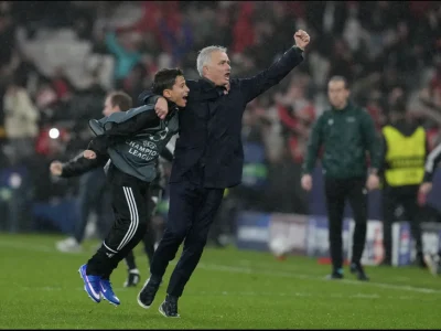 Mourinho Ôm Chặt Cậu Bé Nhặt Bóng Trong Cơn Mưa Cảm Xúc, Benfica Gây Chấn Động Với Bàn Thắng ‘Điên Rồ’ Của Thủ Môn