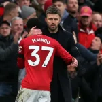 Berbatov 'bật mí' lý do Mainoo bùng nổ: Carrick đã thay đổi điều gì ở tiền vệ MU? 1