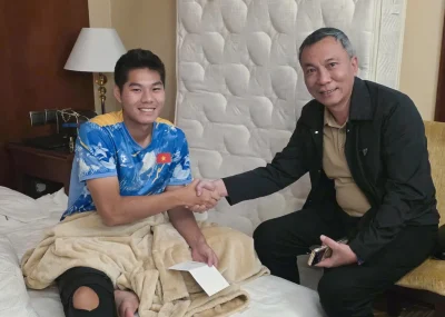 Chủ tịch LĐBĐVN Trần Quốc Tuấn thăm hỏi, hứa hẹn hỗ trợ tối đa cho trung vệ Nguyễn Hiểu Minh sau chấn thương 1
