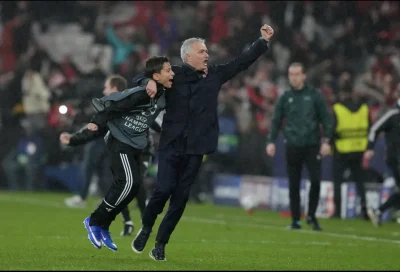 Mourinho Ôm Chặt Cậu Bé Nhặt Bóng Trong Cơn Mưa Cảm Xúc, Benfica Gây Chấn Động Với Bàn Thắng 'Điên Rồ' Của Thủ Môn 1