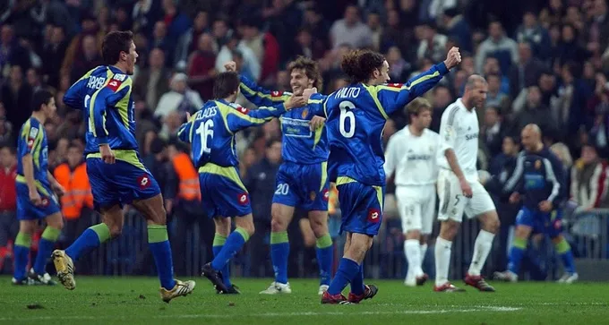 Khoảnh khắc Real Zaragoza ghi bàn trong trận thắng lịch sử 6-1 trước Real Madrid năm 2006.