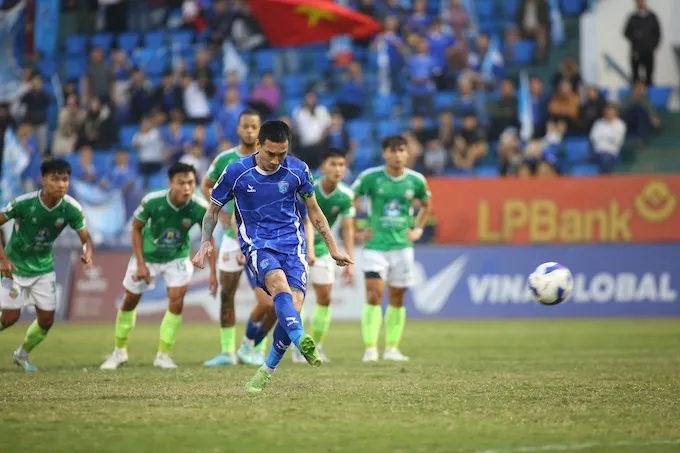Văn Hiếu (Quảng Ninh) thực hiện thành công quả phạt đền gỡ hòa 1-1. Ảnh: Đức Cường