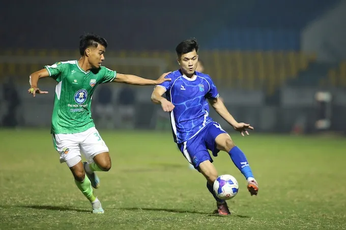 Tình huống tranh chấp bóng căng thẳng giữa cầu thủ Quảng Ninh và ĐH Văn Hiến. Ảnh: Đức Cường