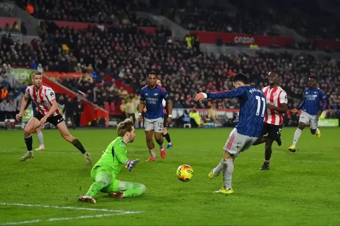 Martinelli bỏ lỡ cơ hội vàng để nâng tỷ số lên 2-1 cho Arsenal