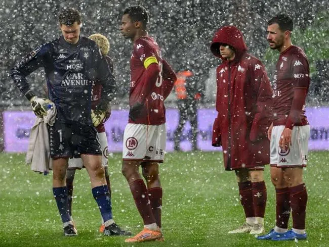 Metz vẫn đang chôn chân ở đáy bảng xếp hạng