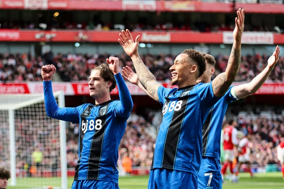 Alex Scott và đồng đội ăn mừng bàn thắng quyết định - Ảnh: The Sun